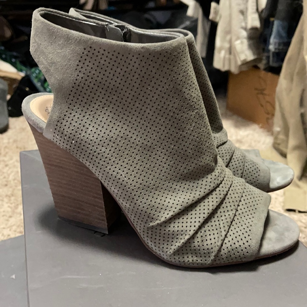 EUC Vince Camuto Kentvi booties 8.5